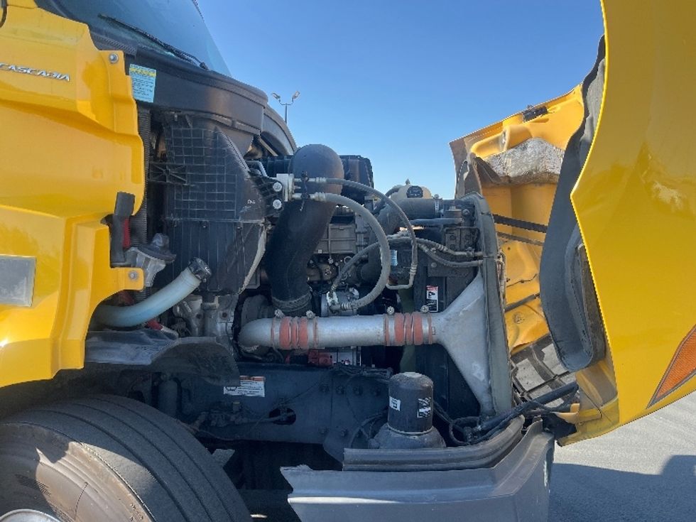 Day Cab Tractor-Heavy Duty Tractors-Freightliner-2020-T11642ST-Fresno-CA-438,502\n\t\tmiles-$ 32,500 - Image 15
