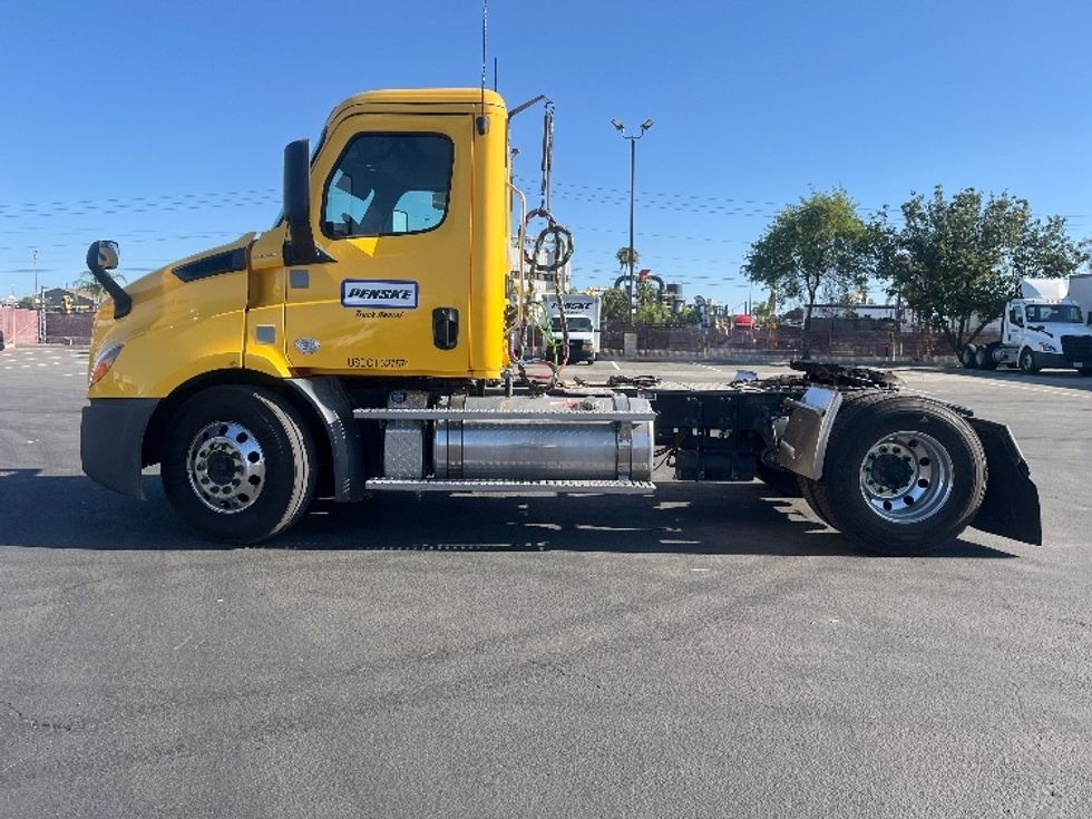 Day Cab Tractor-Heavy Duty Tractors-Freightliner-2020-T11642ST-Fresno-CA-438,502\n\t\tmiles-$ 32,500 - Image 4