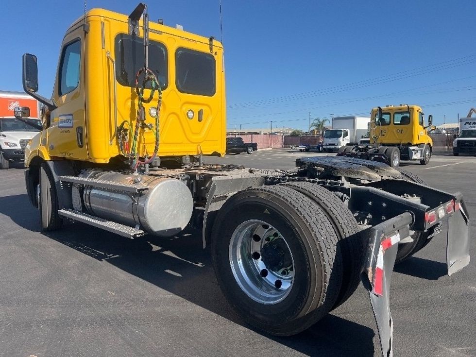 Day Cab Tractor-Heavy Duty Tractors-Freightliner-2020-T11642ST-Fresno-CA-438,502\n\t\tmiles-$ 32,500 - Image 5