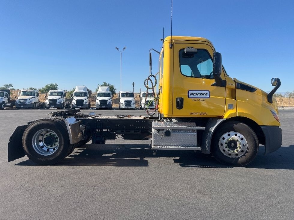 Day Cab Tractor-Heavy Duty Tractors-Freightliner-2020-T11642ST-Fresno-CA-438,502\n\t\tmiles-$ 32,500 - Image 8
