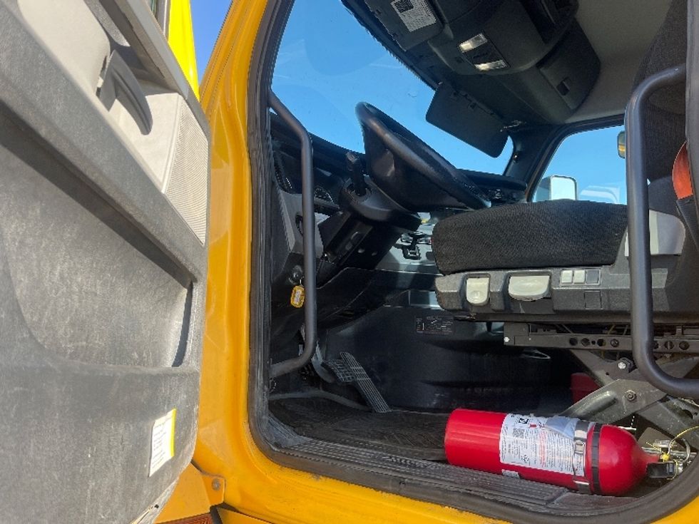 Day Cab Tractor-Heavy Duty Tractors-Freightliner-2020-T11642ST-Fresno-CA-438,502\n\t\tmiles-$ 32,500 - Image 9