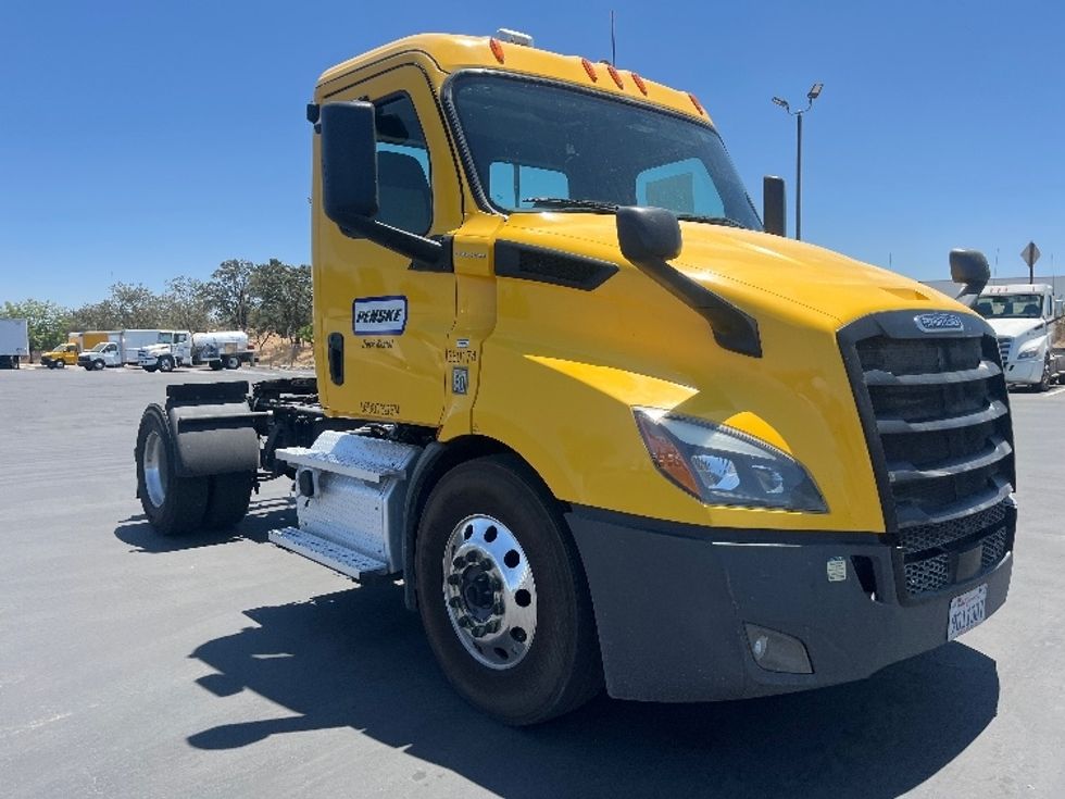 Day Cab Tractor-Heavy Duty Tractors-Freightliner-2020-T11642ST-Fresno-CA-557,676\n\t\tmiles-$ 23,500 - Image 1