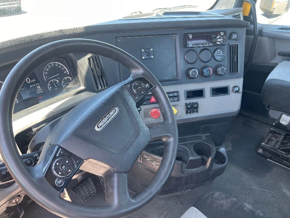 Day Cab Tractor-Heavy Duty Tractors-Freightliner-2020-T11642ST-Fresno-CA-557,676\n\t\tmiles-$ 23,500 - Image 10