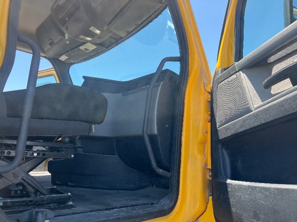 Day Cab Tractor-Heavy Duty Tractors-Freightliner-2020-T11642ST-Fresno-CA-557,676\n\t\tmiles-$ 23,500 - Image 12