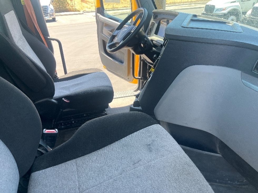 Day Cab Tractor-Heavy Duty Tractors-Freightliner-2020-T11642ST-Fresno-CA-557,676\n\t\tmiles-$ 23,500 - Image 14