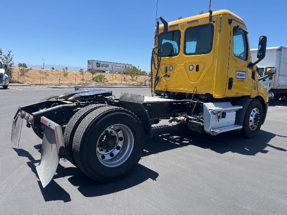 Day Cab Tractor-Heavy Duty Tractors-Freightliner-2020-T11642ST-Fresno-CA-557,676\n\t\tmiles-$ 23,500 - Image 7