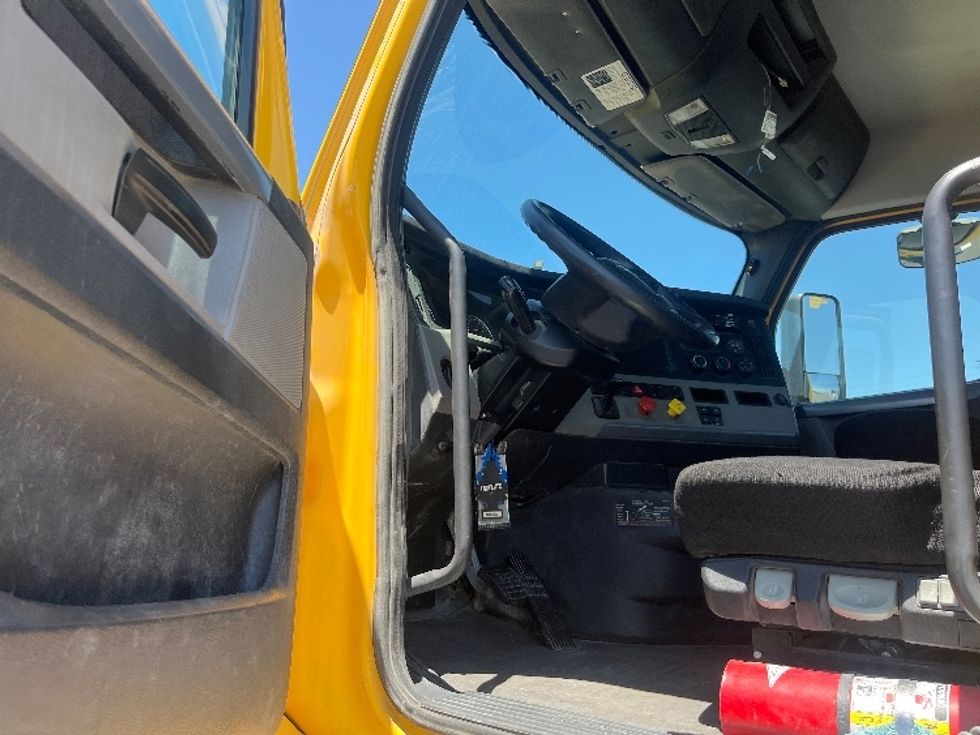 Day Cab Tractor-Heavy Duty Tractors-Freightliner-2020-T11642ST-Fresno-CA-557,676\n\t\tmiles-$ 23,500 - Image 9