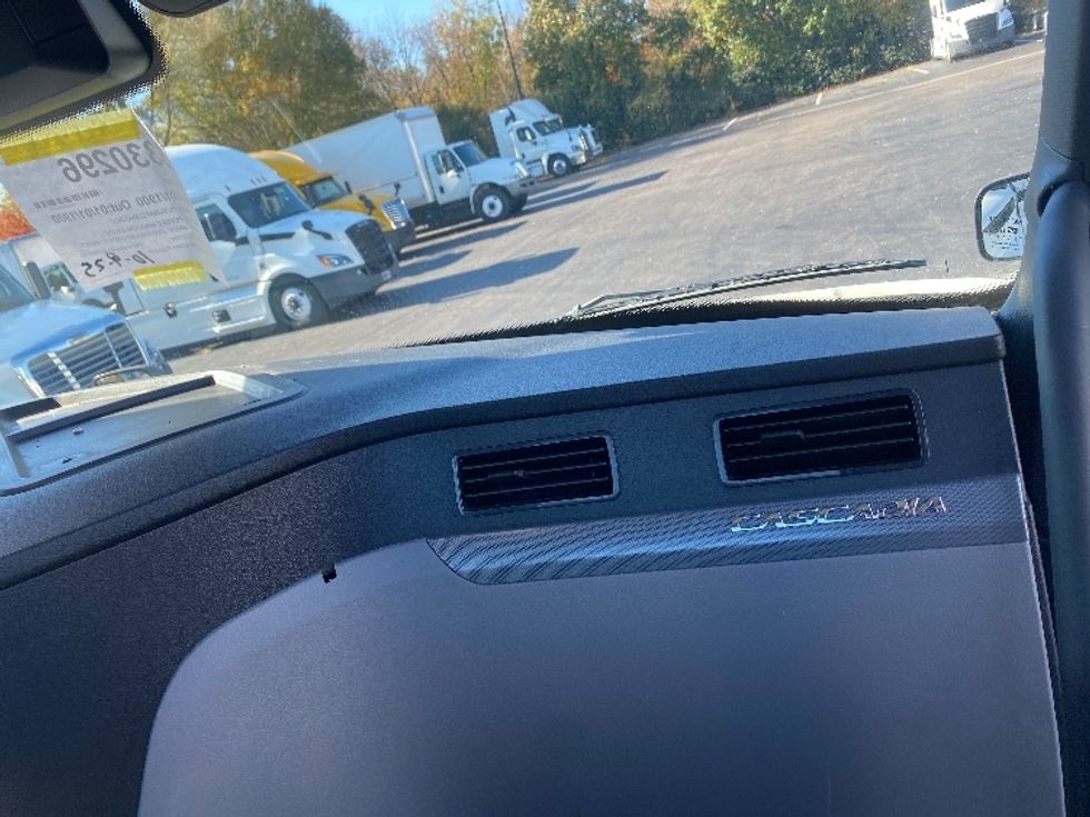 Day Cab Tractor-Heavy Duty Tractors-Freightliner-2020-T11642ST-Greensboro-NC-512,574\n\t\tmiles-$ 32,000 - Image 13