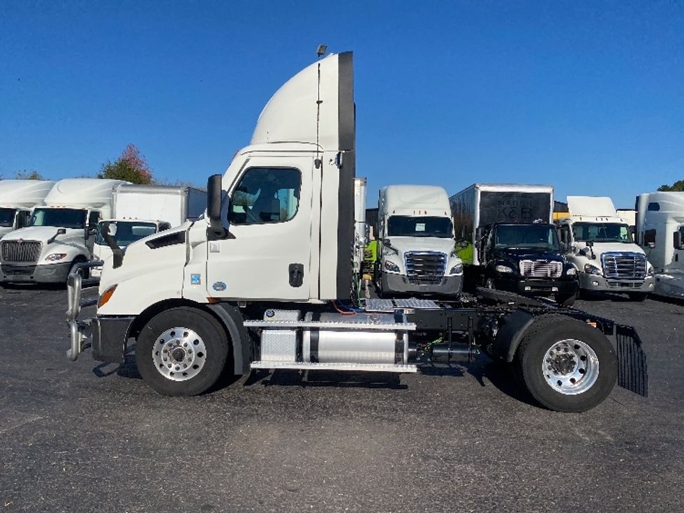 Day Cab Tractor-Heavy Duty Tractors-Freightliner-2020-T11642ST-Greensboro-NC-512,574\n\t\tmiles-$ 32,000 - Image 4