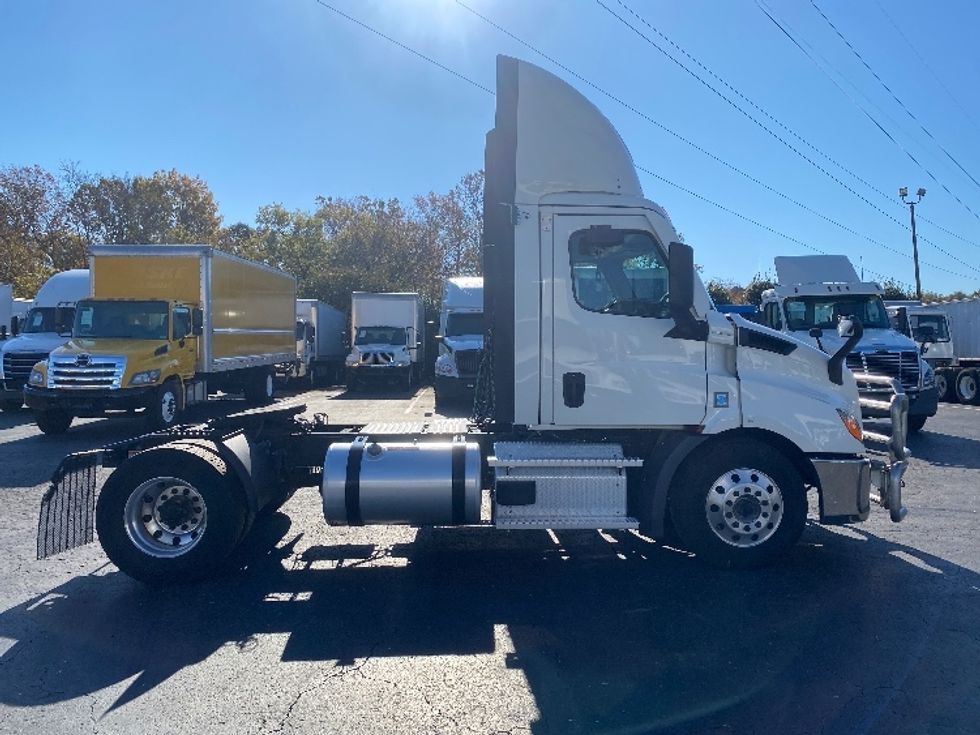 Day Cab Tractor-Heavy Duty Tractors-Freightliner-2020-T11642ST-Greensboro-NC-512,574\n\t\tmiles-$ 32,000 - Image 8