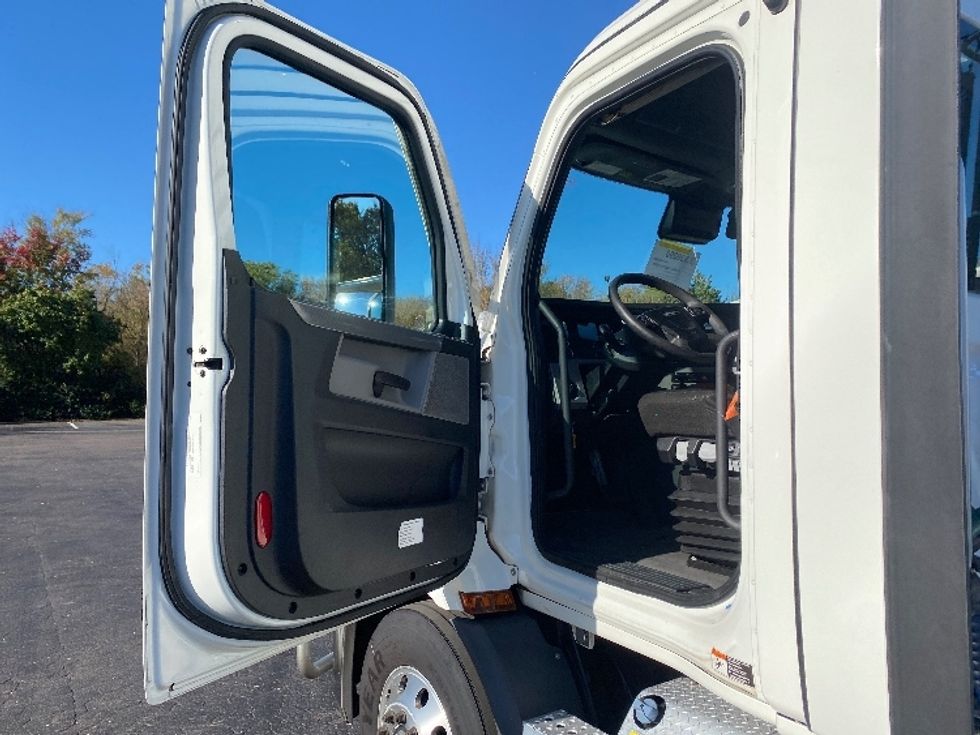 Day Cab Tractor-Heavy Duty Tractors-Freightliner-2020-T11642ST-Greensboro-NC-512,574\n\t\tmiles-$ 32,000 - Image 9