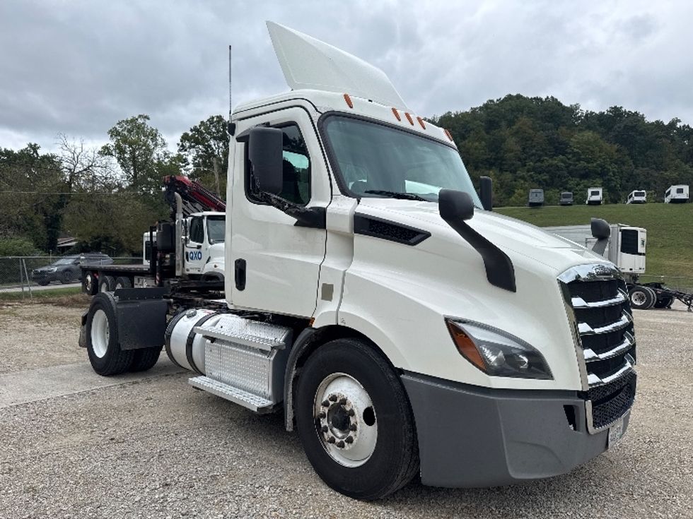 Day Cab Tractor-Heavy Duty Tractors-Freightliner-2020-T11642ST-Huntington-WV-574,650\n\t\tmiles-$ 24,750 - Image 1