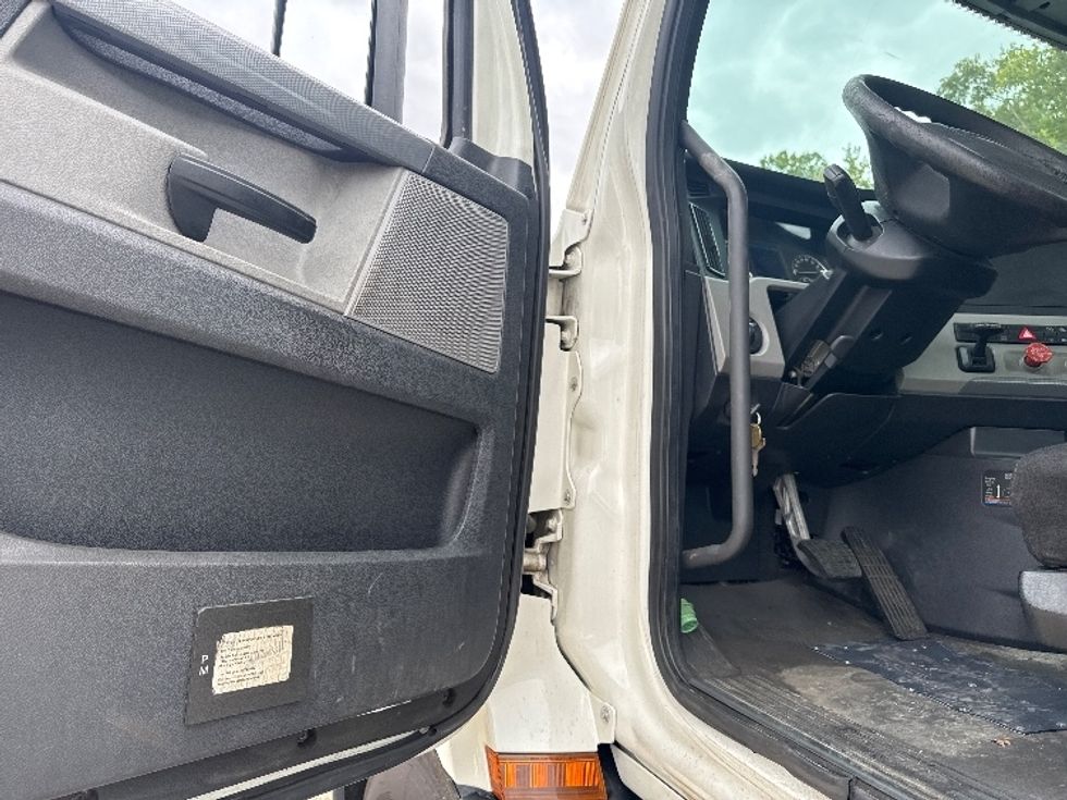 Day Cab Tractor-Heavy Duty Tractors-Freightliner-2020-T11642ST-Huntington-WV-574,650\n\t\tmiles-$ 24,750 - Image 9