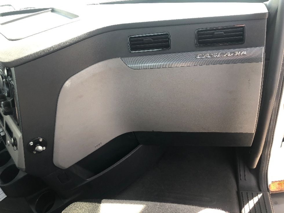 Day Cab Tractor-Heavy Duty Tractors-Freightliner-2020-T11642ST-Indianapolis-IN-468,500\n\t\tmiles-$ 31,000 - Image 13