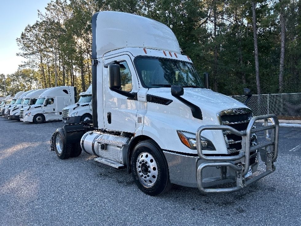 Day Cab Tractor-Heavy Duty Tractors-Freightliner-2020-T11642ST-Jacksonville-FL-584,231\n\t\tmiles-$ 26,250 - Image 1