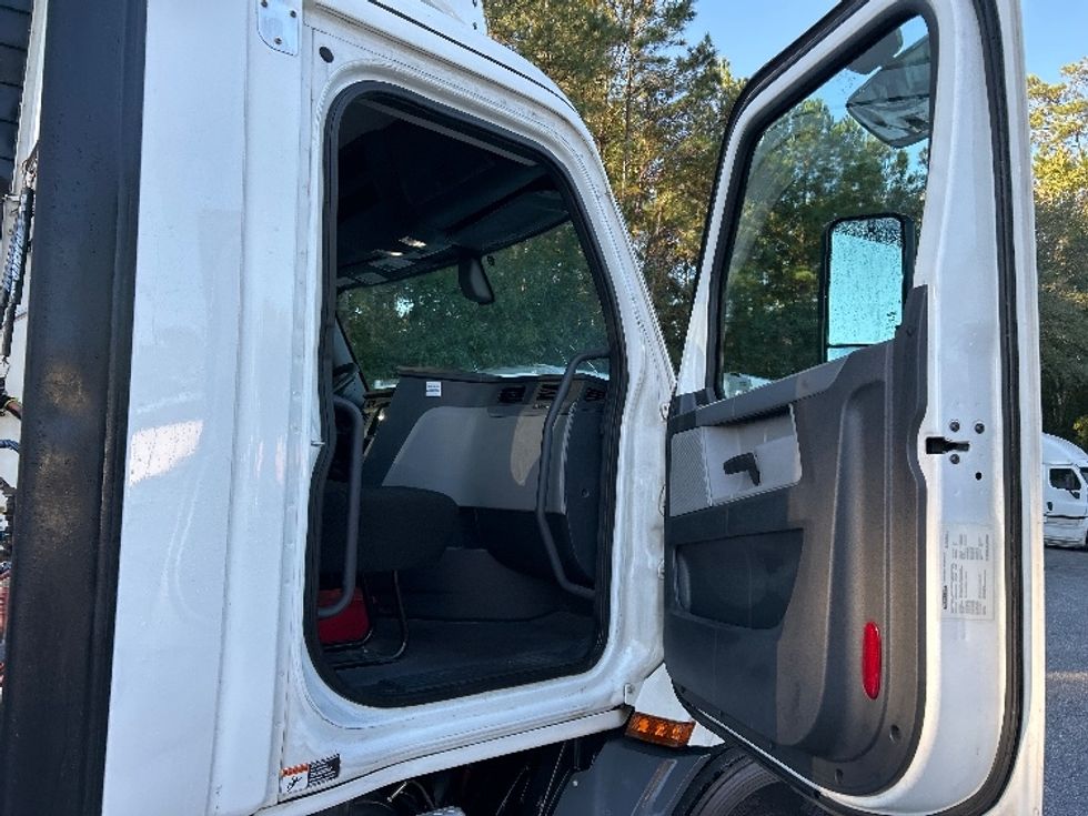 Day Cab Tractor-Heavy Duty Tractors-Freightliner-2020-T11642ST-Jacksonville-FL-584,231\n\t\tmiles-$ 26,250 - Image 12