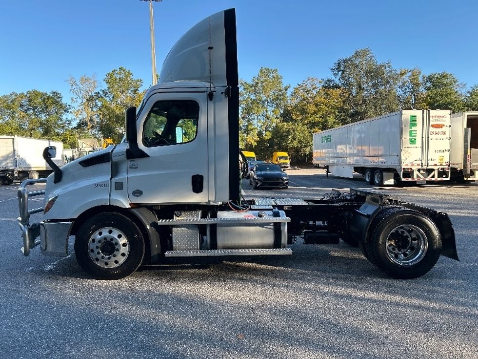 Day Cab Tractor-Heavy Duty Tractors-Freightliner-2020-T11642ST-Jacksonville-FL-584,231\n\t\tmiles-$ 26,250 - Image 4
