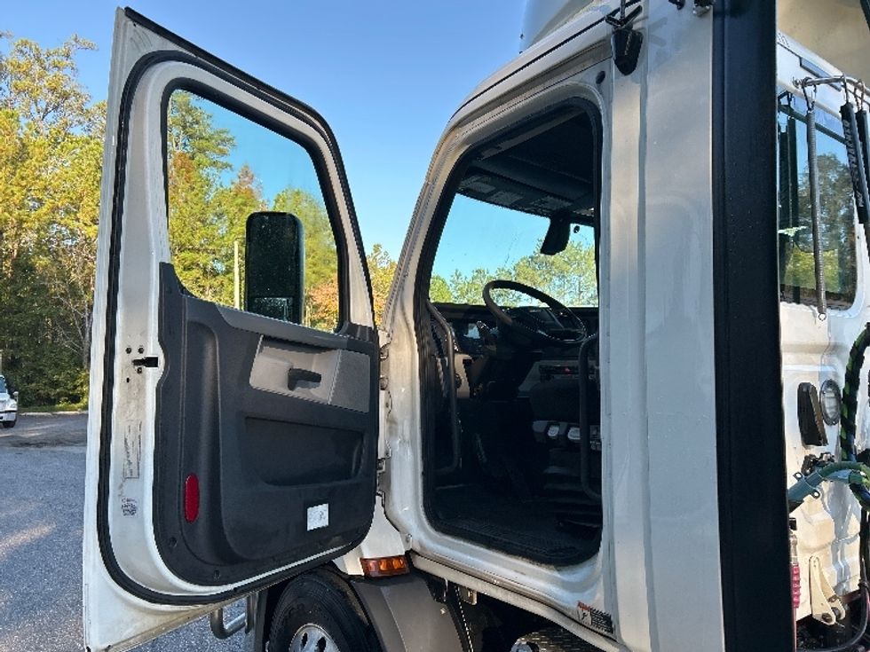 Day Cab Tractor-Heavy Duty Tractors-Freightliner-2020-T11642ST-Jacksonville-FL-584,231\n\t\tmiles-$ 26,250 - Image 9