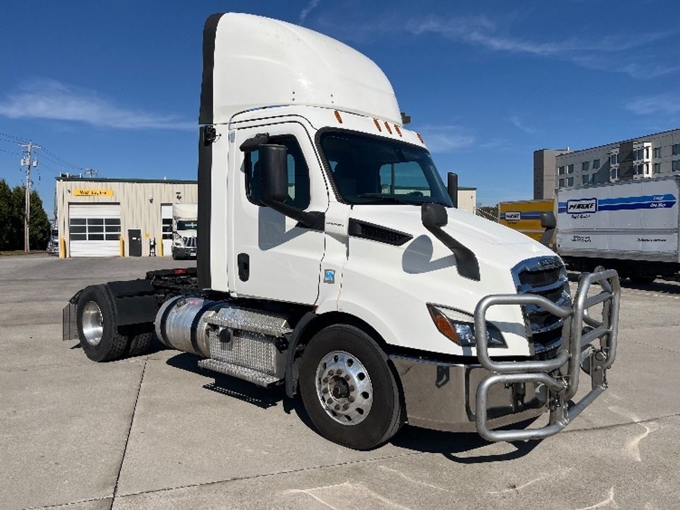 Day Cab Tractor-Heavy Duty Tractors-Freightliner-2020-T11642ST-Knoxville-TN-628,108\n\t\tmiles-$ 24,000 - Image 1