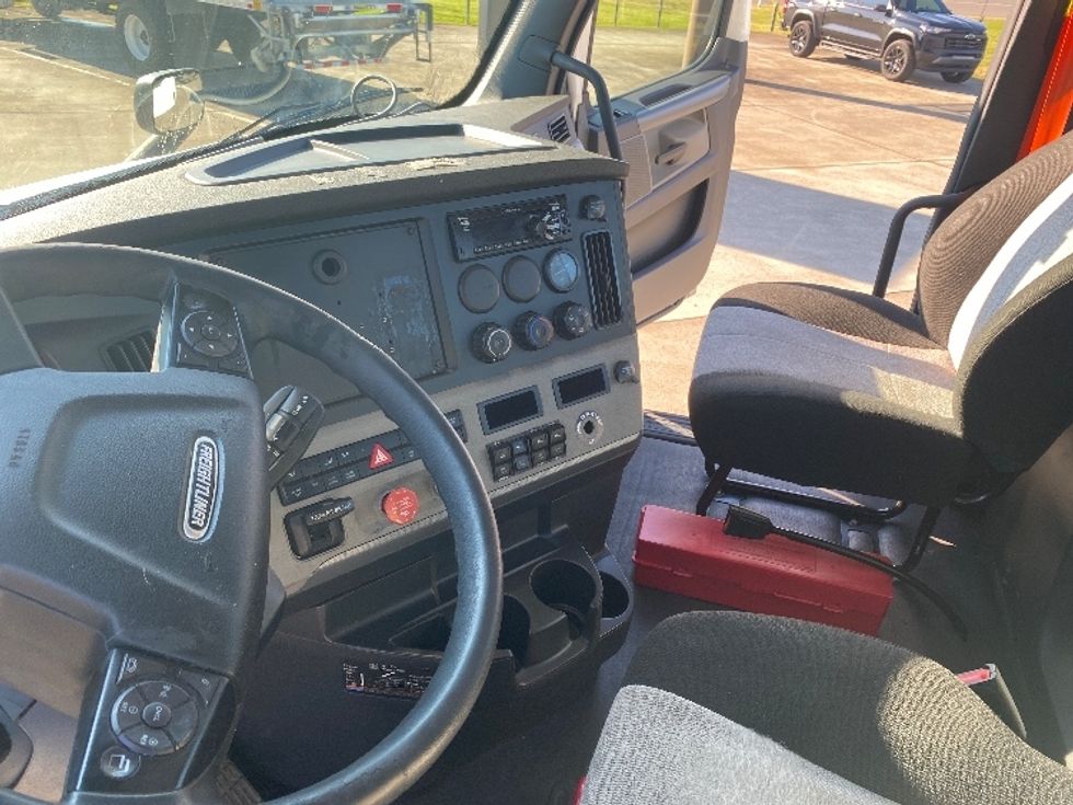 Day Cab Tractor-Heavy Duty Tractors-Freightliner-2020-T11642ST-Knoxville-TN-628,108\n\t\tmiles-$ 24,000 - Image 10