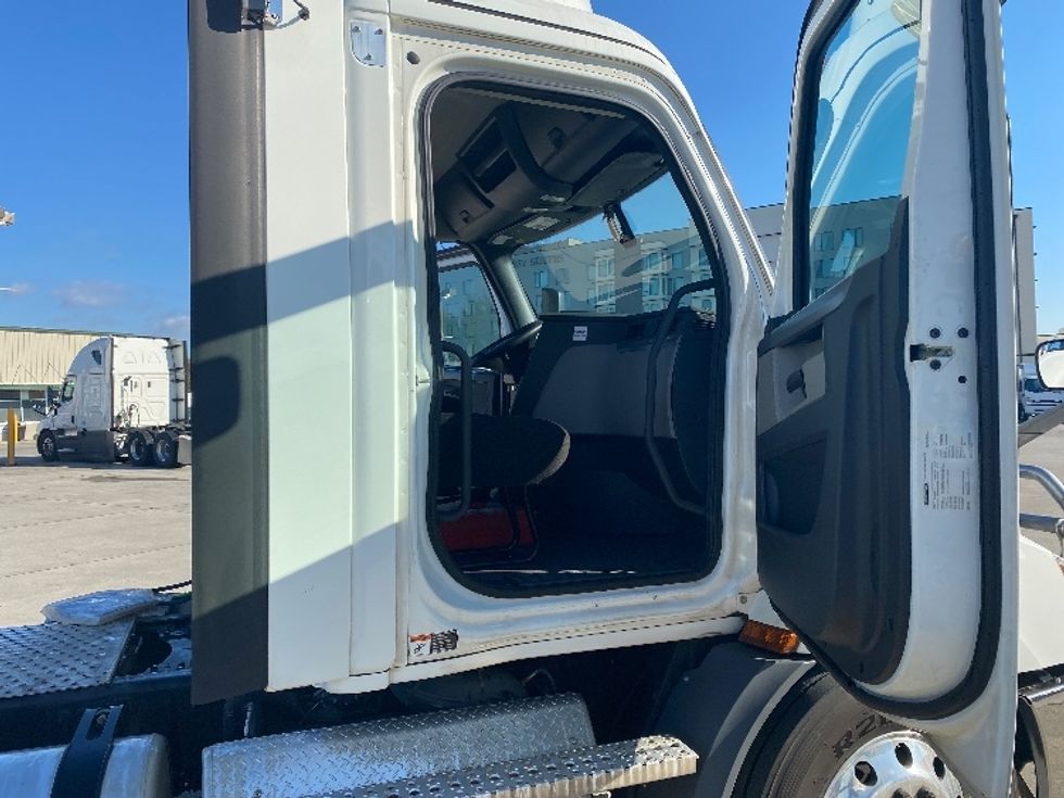 Day Cab Tractor-Heavy Duty Tractors-Freightliner-2020-T11642ST-Knoxville-TN-628,108\n\t\tmiles-$ 24,000 - Image 12