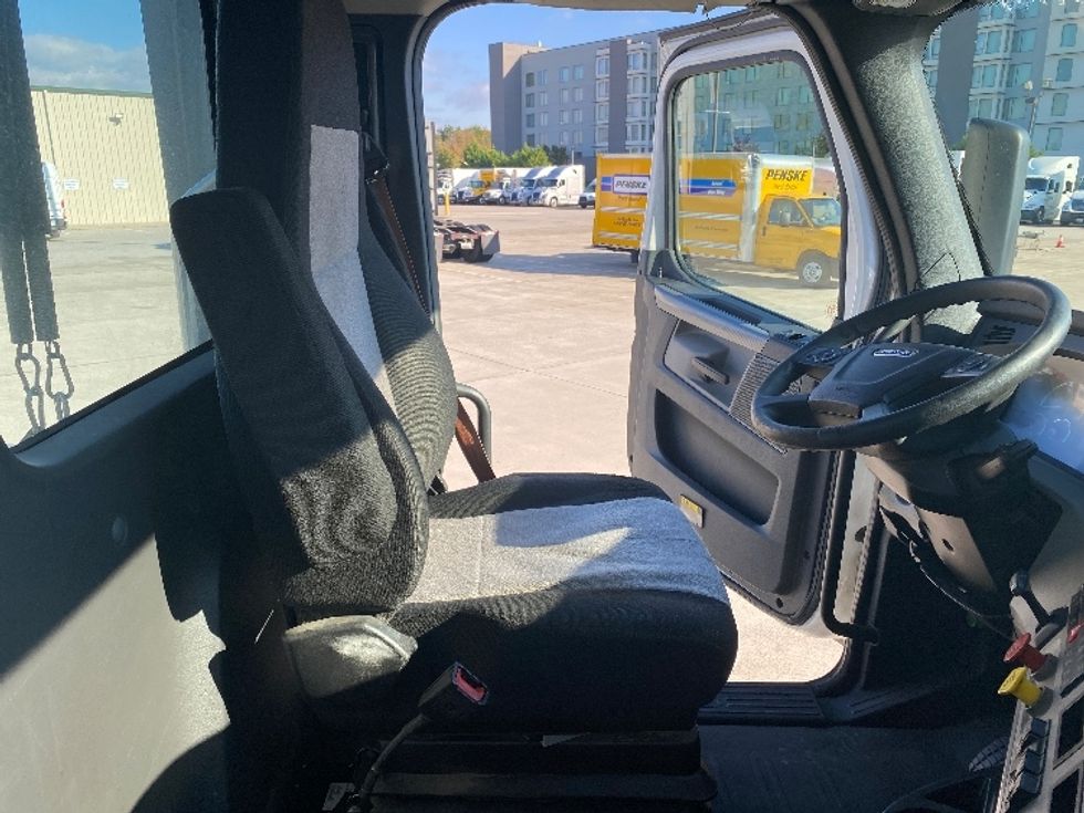 Day Cab Tractor-Heavy Duty Tractors-Freightliner-2020-T11642ST-Knoxville-TN-628,108\n\t\tmiles-$ 24,000 - Image 14