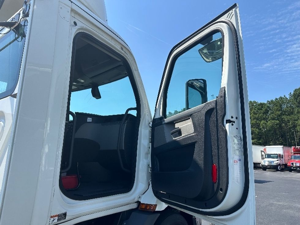 Day Cab Tractor-Heavy Duty Tractors-Freightliner-2020-T11642ST-Lithia Springs-GA-734,044\n\t\tmiles-$ 25,500 - Image 12