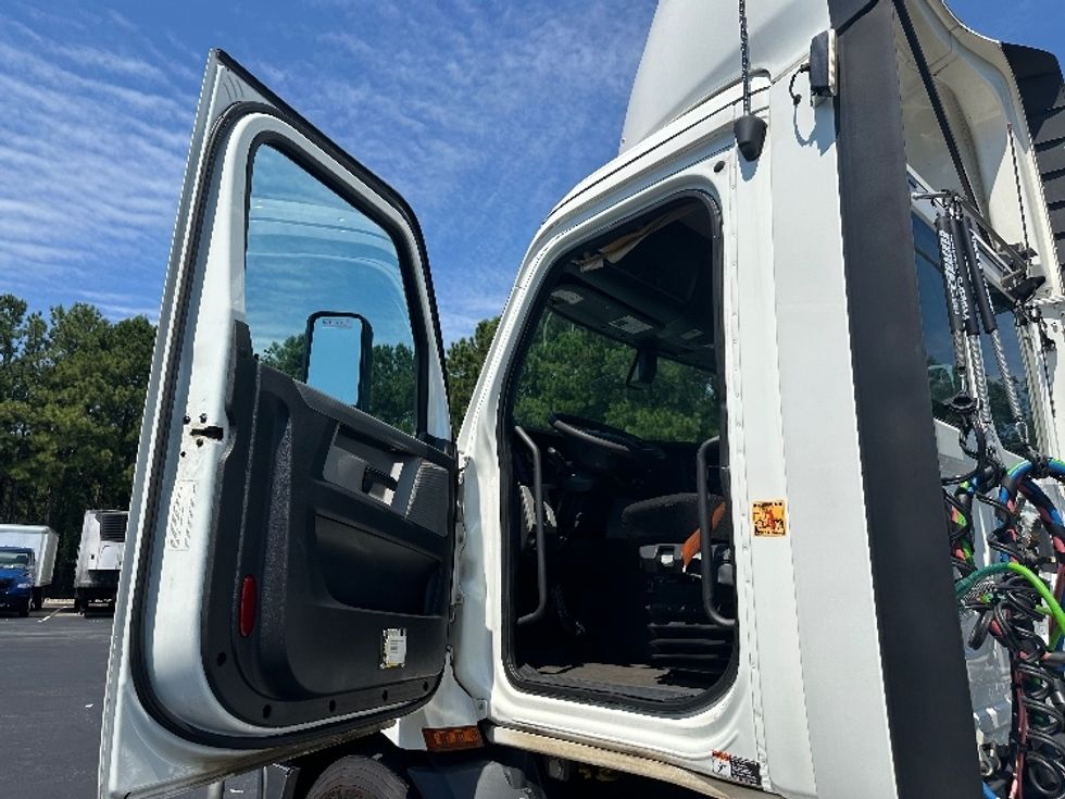 Day Cab Tractor-Heavy Duty Tractors-Freightliner-2020-T11642ST-Lithia Springs-GA-734,044\n\t\tmiles-$ 25,500 - Image 9