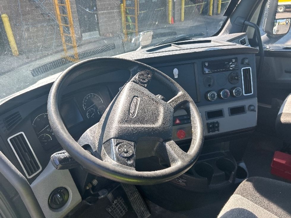 Day Cab Tractor-Heavy Duty Tractors-Freightliner-2020-T11642ST-Liverpool-NY-225,380\n\t\tmiles-$ 47,500 - Image 10
