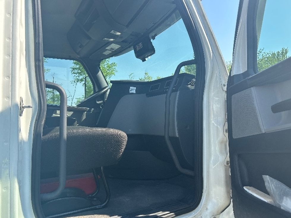 Day Cab Tractor-Heavy Duty Tractors-Freightliner-2020-T11642ST-Liverpool-NY-225,380\n\t\tmiles-$ 47,500 - Image 12
