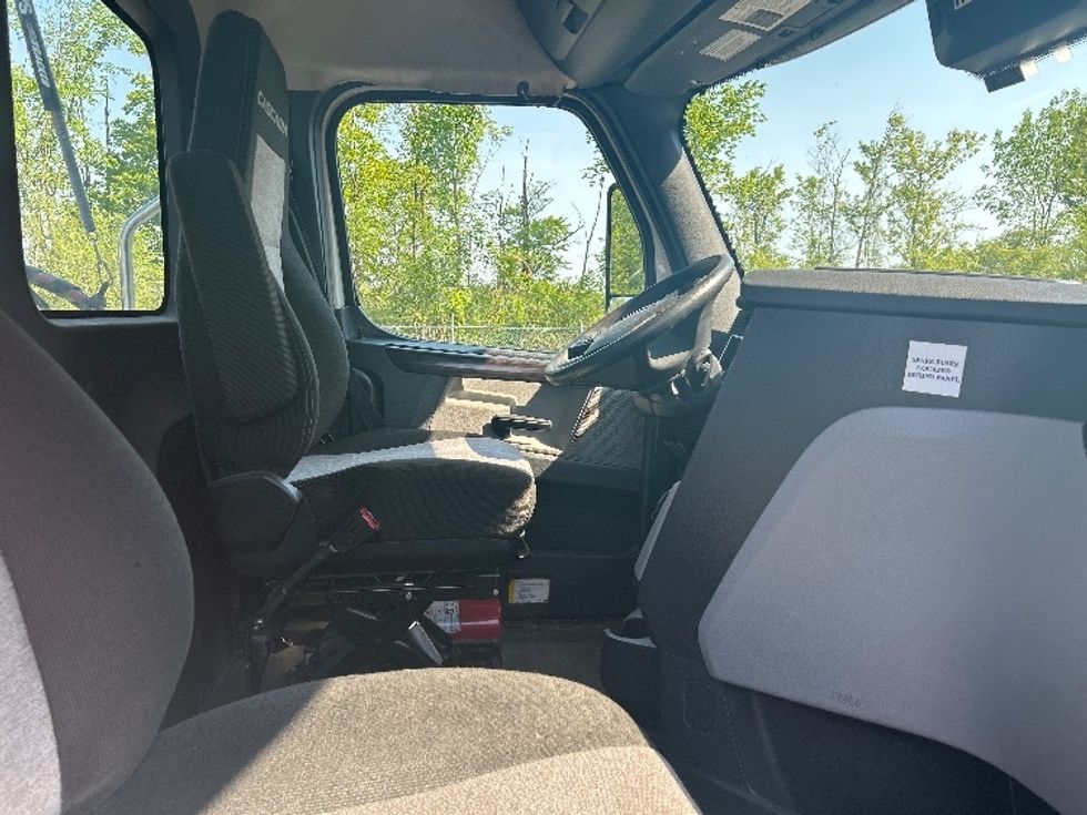Day Cab Tractor-Heavy Duty Tractors-Freightliner-2020-T11642ST-Liverpool-NY-225,380\n\t\tmiles-$ 47,500 - Image 14