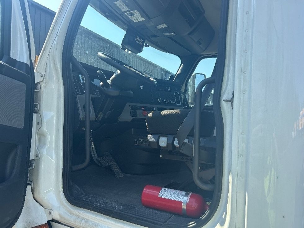 Day Cab Tractor-Heavy Duty Tractors-Freightliner-2020-T11642ST-Liverpool-NY-225,380\n\t\tmiles-$ 47,500 - Image 9