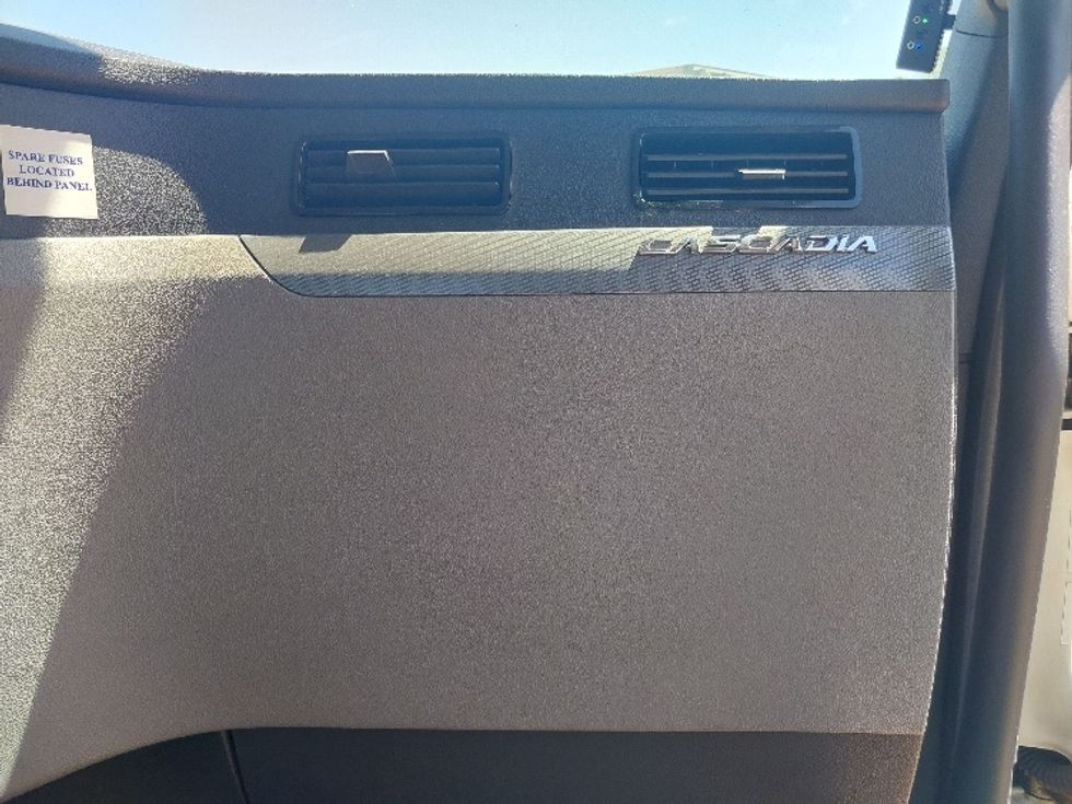 Day Cab Tractor-Heavy Duty Tractors-Freightliner-2020-T11642ST-Mcdonough-GA-729,446\n\t\tmiles-$ 25,500 - Image 13