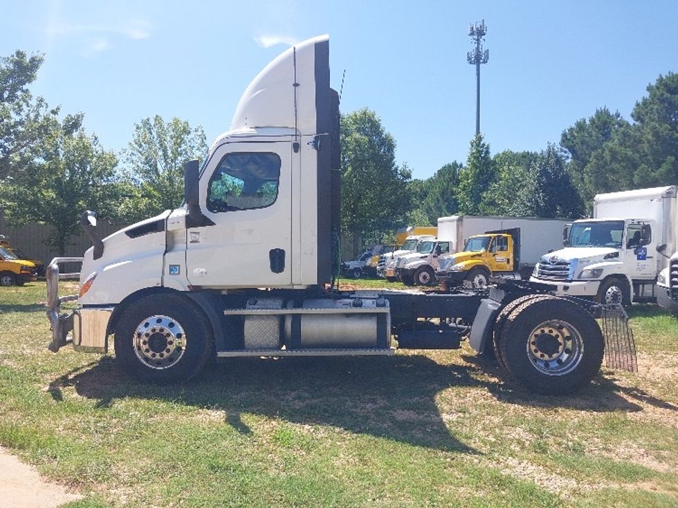 Day Cab Tractor-Heavy Duty Tractors-Freightliner-2020-T11642ST-Mcdonough-GA-729,446\n\t\tmiles-$ 25,500 - Image 4