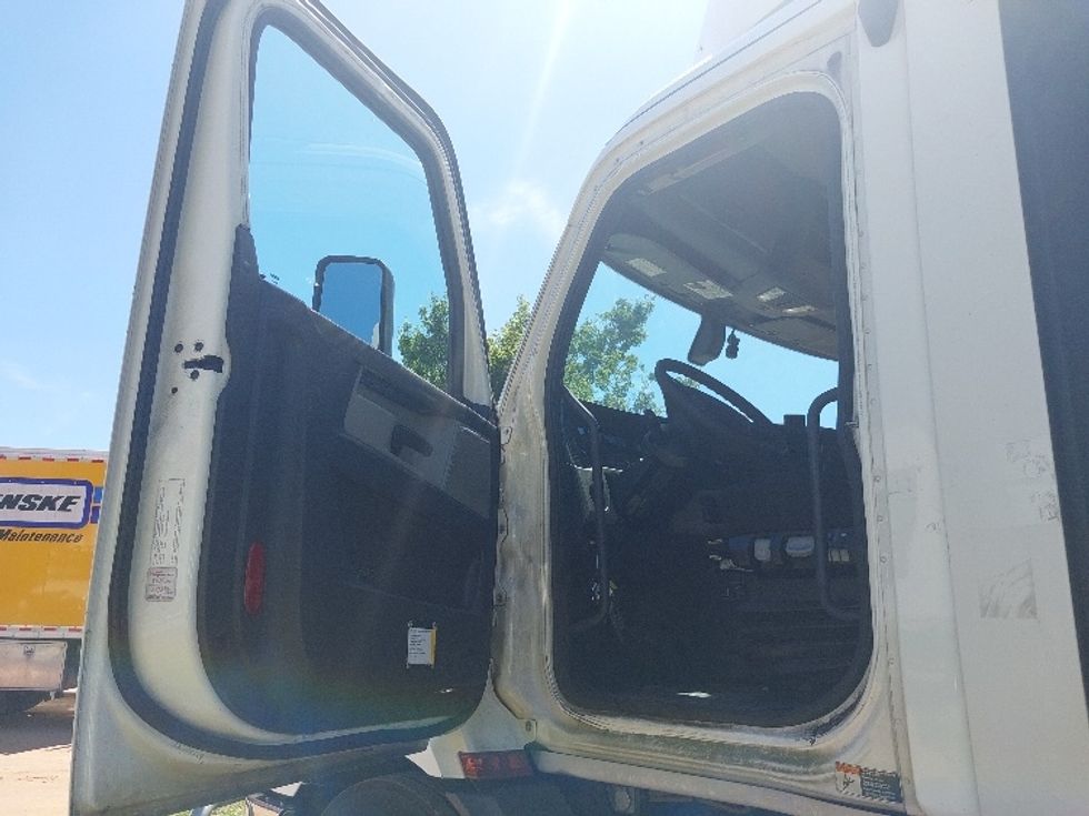 Day Cab Tractor-Heavy Duty Tractors-Freightliner-2020-T11642ST-Mcdonough-GA-729,446\n\t\tmiles-$ 25,500 - Image 9