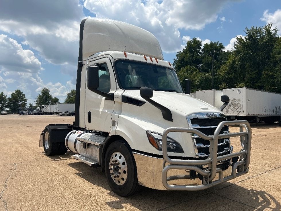 Day Cab Tractor-Heavy Duty Tractors-Freightliner-2020-T11642ST-Memphis-TN-567,818\n\t\tmiles-$ 30,500 - Image 1