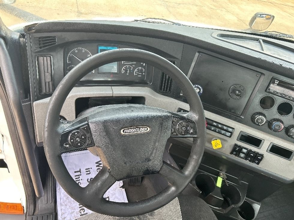 Day Cab Tractor-Heavy Duty Tractors-Freightliner-2020-T11642ST-Memphis-TN-567,818\n\t\tmiles-$ 30,500 - Image 11