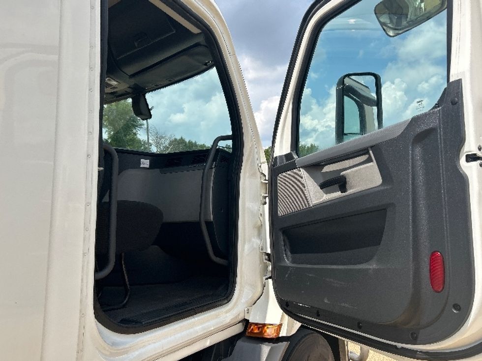 Day Cab Tractor-Heavy Duty Tractors-Freightliner-2020-T11642ST-Memphis-TN-567,818\n\t\tmiles-$ 30,500 - Image 12