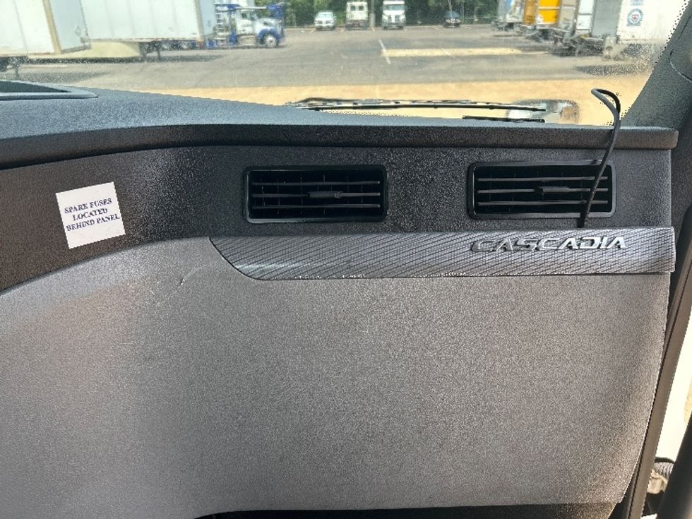 Day Cab Tractor-Heavy Duty Tractors-Freightliner-2020-T11642ST-Memphis-TN-567,818\n\t\tmiles-$ 30,500 - Image 13