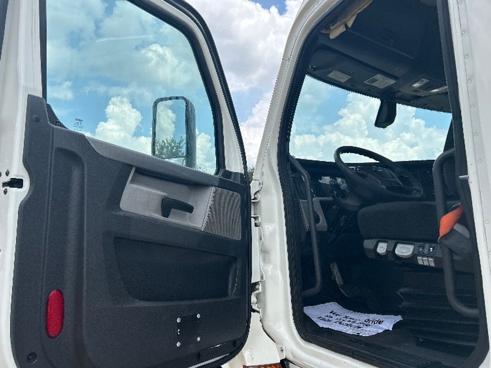 Day Cab Tractor-Heavy Duty Tractors-Freightliner-2020-T11642ST-Memphis-TN-567,818\n\t\tmiles-$ 30,500 - Image 9