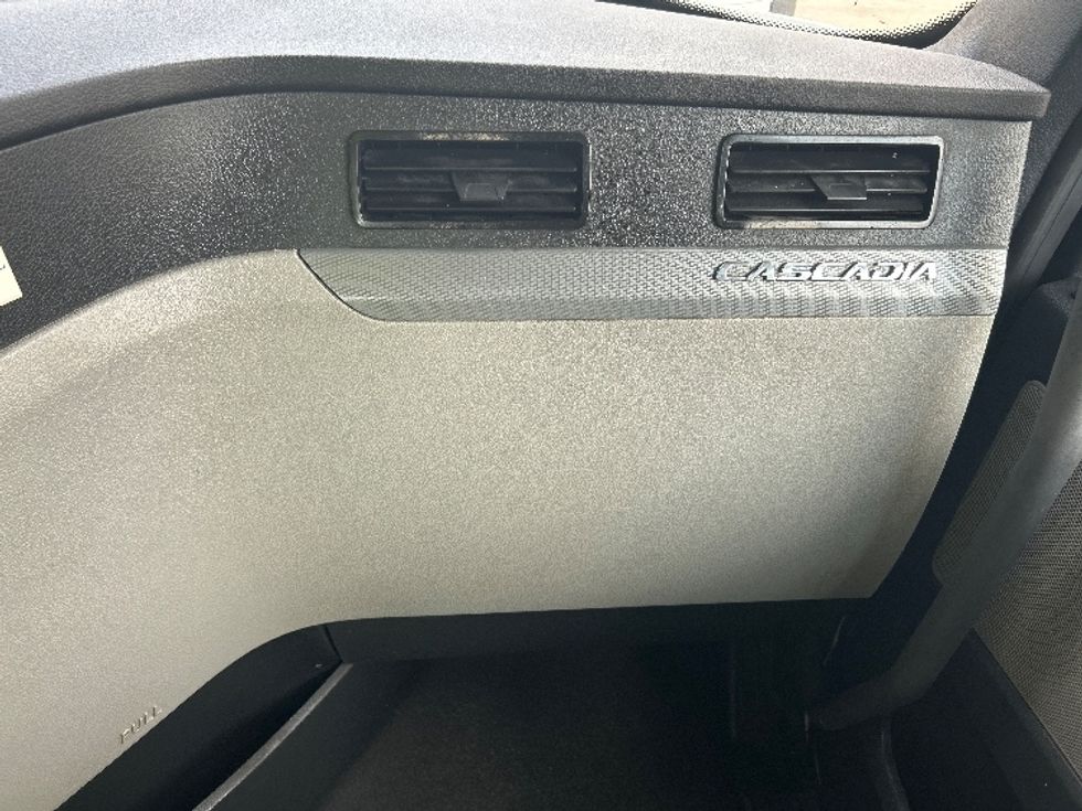 Day Cab Tractor-Heavy Duty Tractors-Freightliner-2020-T11642ST-Memphis-TN-570,946\n\t\tmiles-$ 30,250 - Image 13