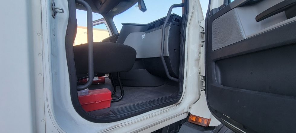 Day Cab Tractor-Heavy Duty Tractors-Freightliner-2020-T11642ST-Middlefield-OH-436,938\n\t\tmiles-$ 50,000 - Image 11