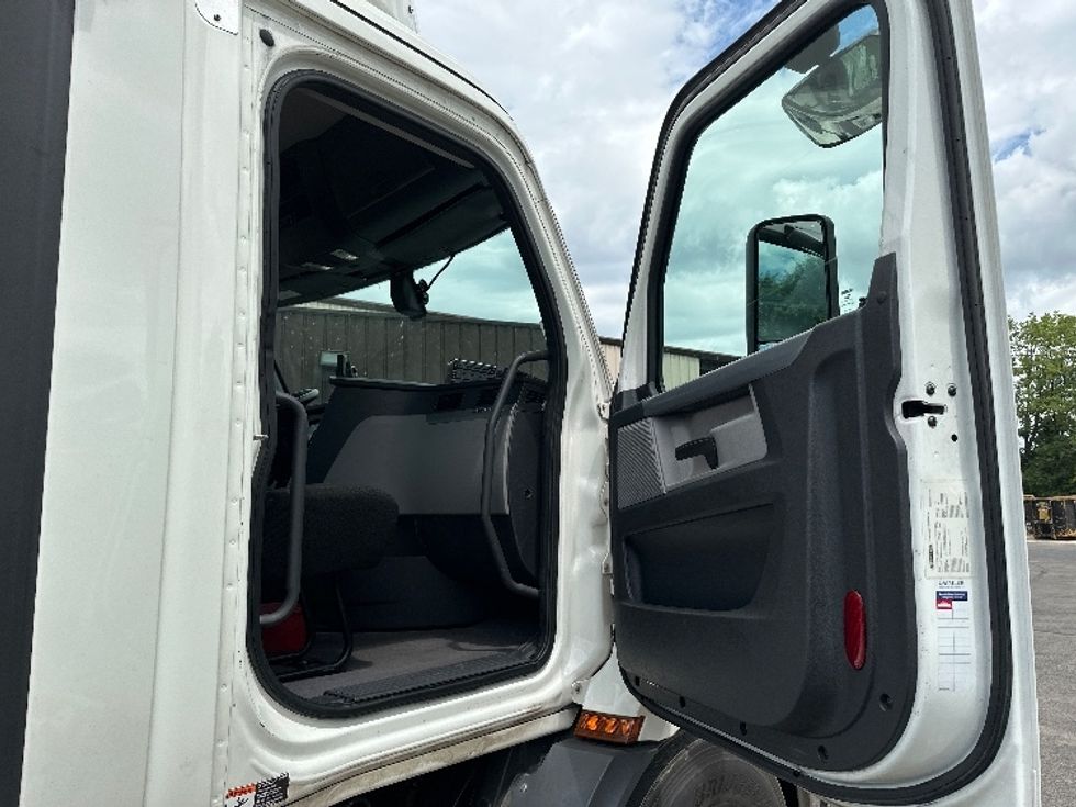 Day Cab Tractor-Heavy Duty Tractors-Freightliner-2020-T11642ST-Nashville (Mount Juliet)-TN-479,412\n\t\tmiles-$ 37,500 - Image 12