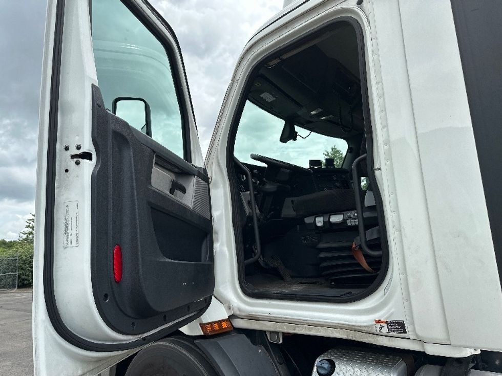 Day Cab Tractor-Heavy Duty Tractors-Freightliner-2020-T11642ST-Nashville (Mount Juliet)-TN-479,412\n\t\tmiles-$ 37,500 - Image 9