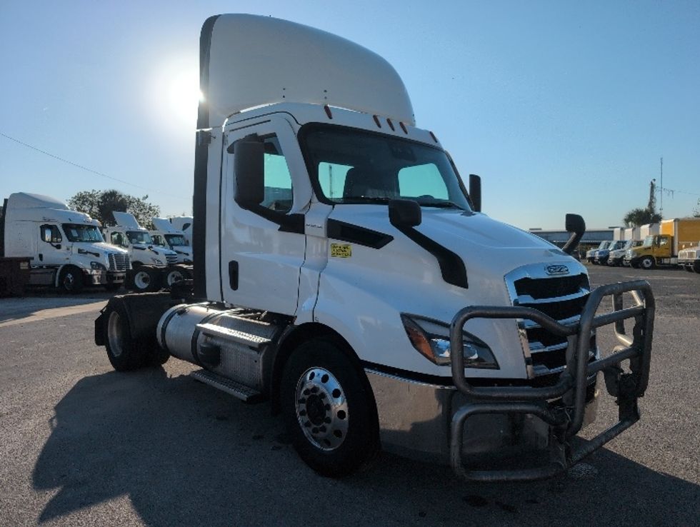 Day Cab Tractor-Heavy Duty Tractors-Freightliner-2020-T11642ST-Ocala-FL-653,257\n\t\tmiles-$ 24,000 - Image 1