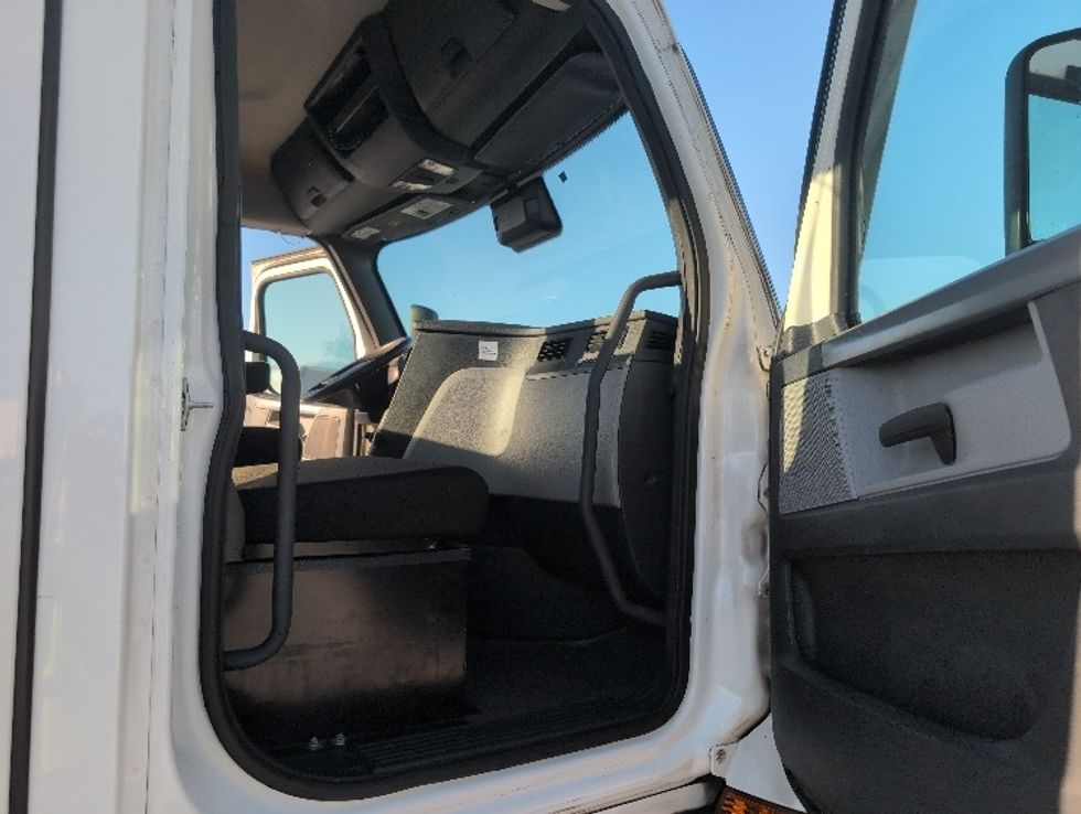 Day Cab Tractor-Heavy Duty Tractors-Freightliner-2020-T11642ST-Ocala-FL-653,257\n\t\tmiles-$ 24,000 - Image 12