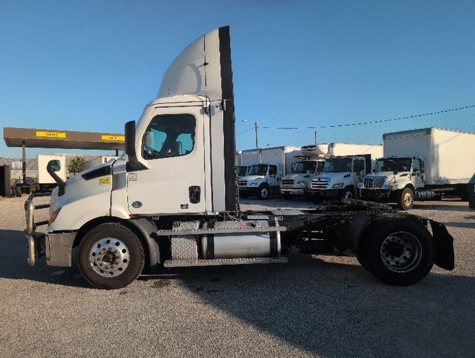 Day Cab Tractor-Heavy Duty Tractors-Freightliner-2020-T11642ST-Ocala-FL-653,257\n\t\tmiles-$ 24,000 - Image 4
