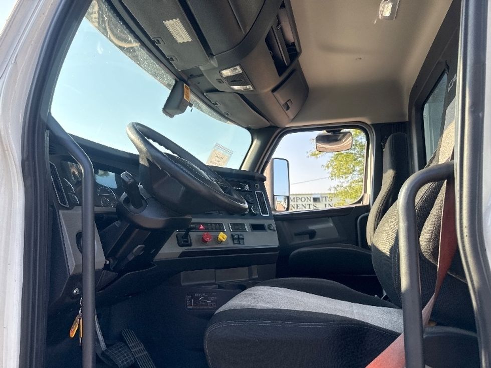 Day Cab Tractor-Heavy Duty Tractors-Freightliner-2020-T11642ST-Omaha-NE-188,580\n\t\tmiles-$ 51,750 - Image 9