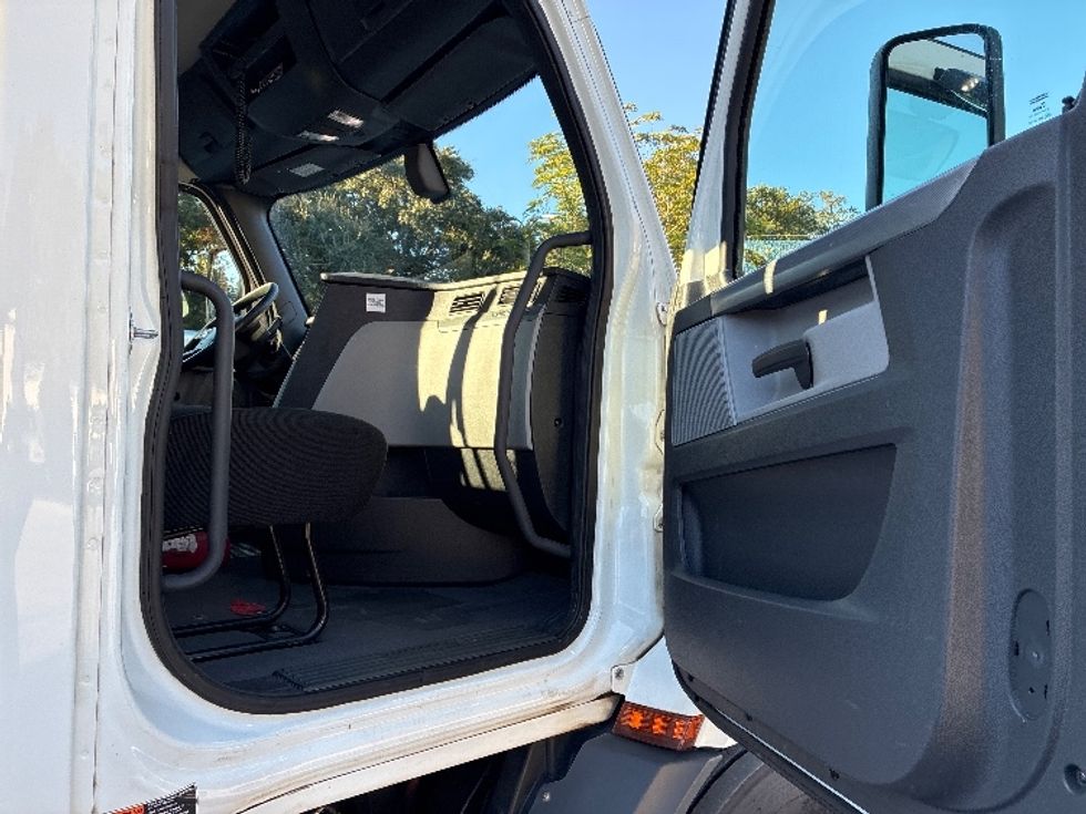 Day Cab Tractor-Heavy Duty Tractors-Freightliner-2020-T11642ST-Pensacola-FL-613,060\n\t\tmiles-$ 24,000 - Image 12