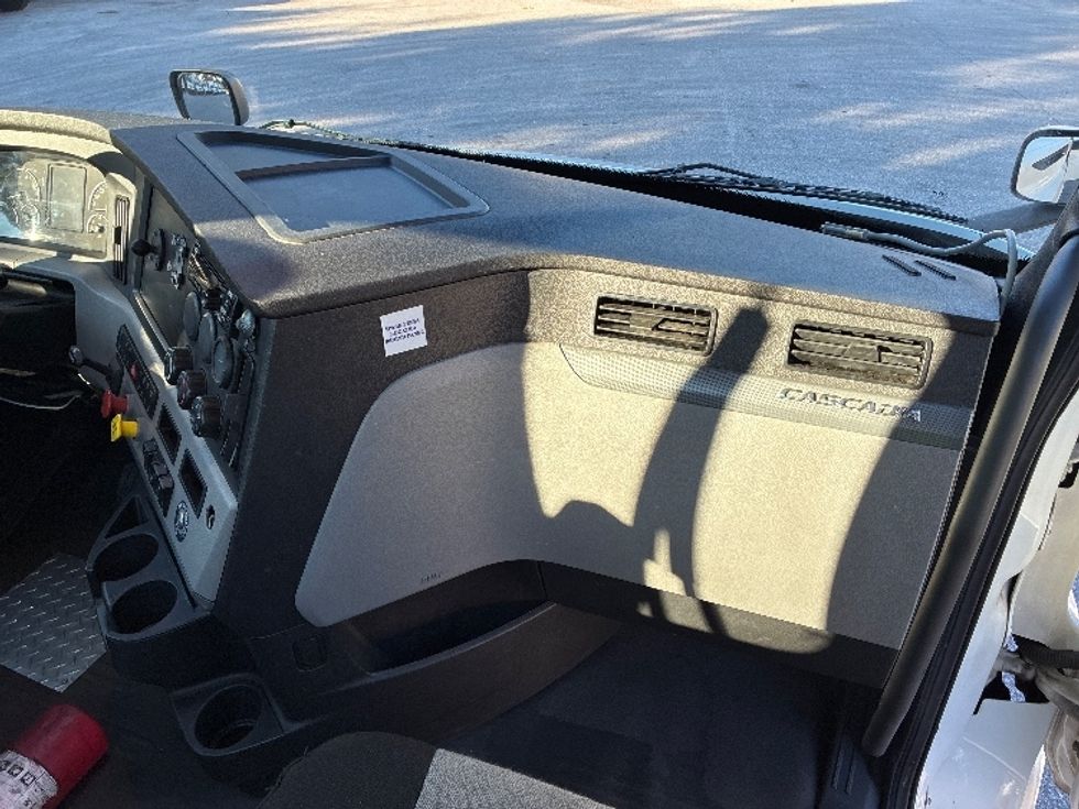 Day Cab Tractor-Heavy Duty Tractors-Freightliner-2020-T11642ST-Pensacola-FL-613,060\n\t\tmiles-$ 24,000 - Image 13